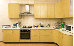 Современная угловая кухня "Summer" с матовыми фасадами и столешницей из искусственного камня