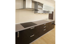 Небольшая и компактная кухня "Lines" с стеклянными фасадами и большим количеством выдвижных ящиков