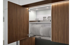 Кухонный гарнитур "Square", это оригинальное сочетание крашеных и шпонированных фасадов с интегрированной LED подсветкой