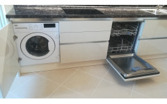 Угловая кухня "Radiance", это сочетание белого глянца, черного мрамора и встроенной подсветки