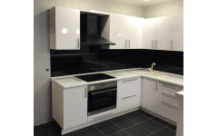  Dual - глянцевая кухня с барной стойкой.