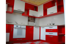 Яркая и контрастная кухня "Splash", с крашеными фасадами,  изготовленная по индивидуальному проекту 