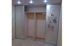 Встроенный шкаф купе «Butterfly» с рисунком на зеркальных фасадах.