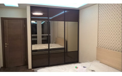 Встроенный шкаф купе с зеркальными фасадами «Сalm» для спальни.