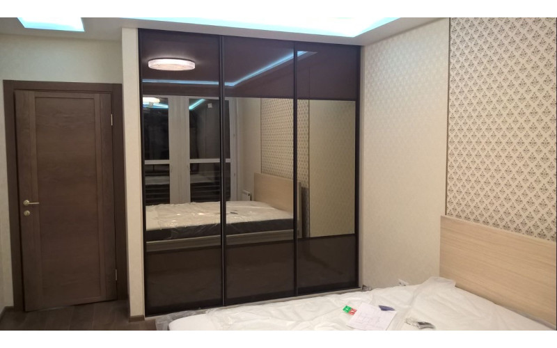 Встроенный шкаф купе с зеркальными фасадами «Сalm» для спальни.