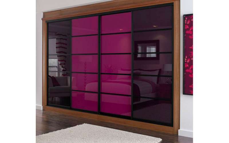 Современный шкаф купе «Lilac» с крашеным стекло в фасадах.