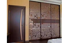 Встроенный шкаф купе «Тracery» с рисунком на зеркале для спальни