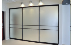 Встроенный шкаф купе «Wall» с матированными зеркальными фасадами.