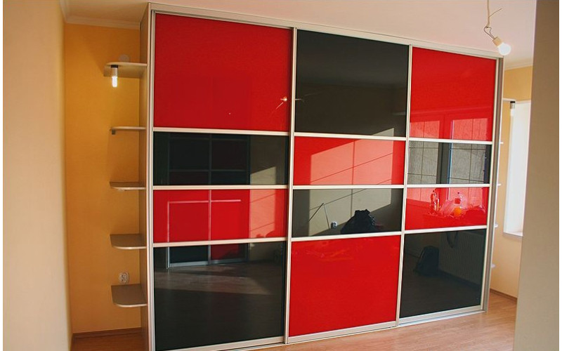 Оригінальна вбудована шафа купе Black and Red з фарбованим склом.