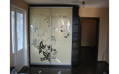 Корпусный шкаф купе «Pattern» с зеркальным рисунком на раздвижных дверях.