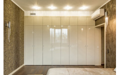 Белый встроенный шкаф «Flash» с глянцевыми распашными фасадами